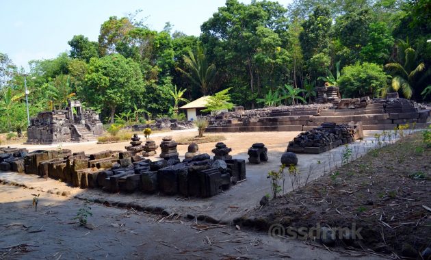 Candi Canggal, 1. Candi Borobudur, 2. Rafting di Sungai Progo Atas, 3. Alun-alun Kota Magelang, 4. Air Terjun Kedung Kayang, 5. Taman Kyai Langgeng, 6. Ketep Pass, 7. Air Terjun Sekar Langit, 8. Rumah Kamera, 9. Candi Mendut, 10. Candi Pawon, 11. Gunung Andong, 12. Candi Selogriyo, 13. Gunung Tidar, 14. Curug Grenjengan Kembar, 15. Punthuk Setumbu, 16. Trekking Gunung Merbabu, 17. Curug Silawe, 18. Pemandian Air Hangat Candi Umbul, 19. Taman Badaan, 20. Museum Sudirman, 21. Pinusan Kragilan Magelang, 22. Candi Canggal, 23. Candi Ngawen, 24. Candi Lumbung, 25. Pemandian Kali Bening, 26. Air Terjun Kedung Kayangan, 27. Gardu Pandang Babadan, 28. Arung Jeram Kali Elo, 29. Telaga Bleder, 30. Gardu Pandang Bukit Barede, 31. Gardu Pandang Dlimas, 32. Gardu Pandang Mangli, 33. Sukmojoyo Hill, 34. Hutan Pinus Grenden, 35. Gereja Ayam di Dusun Gombong, 36. Punthuk Setumbu, 37. Kedung Sembrani, 38. Gunung Telomoyo, 39. Silancur Highland, 40. Bukit Grenden, 41. Curug Sigetik, 42. Puntuk Mangir Gunung Payung, 43. Bukit Rhema, 44. Hutan Pinus Wisata Mangli, 45. Jurang Jero, 46. OHD Museum, 47. Gunung Giyanti, 48. Curug Watu Ploso, 49. Klenteng Liong Hok Bio, 50. Curug Gleyor, 51. Punthuk Mongkrong, 52. Bukit Sleker, 53. Curug Lawang Kori, 54. Bukit kertojoyo, 55. Taman Ramadanu, 56. Puncak Seoloyo, 57. Taman Wisata Kopeng, 58. Bukit Gancik Selo Boyolali, 59. Gunung Sumbing, 60. Punthuk Kendil, 61. Bukit Harapan Cuntel, 62. Kebun Durian Candimulyo, 63. Jembatan Gantung Mangunsuko, 64. Air Terjun Goa Slandak, 65. Air Terjun Sumuran, 67. Museum Kapal Samudraraksa, 68. Karesidenan Kedu, 69. New Selo, 70. Taman Dewari, 71. Desa Wisata Candirejo, 72. Svargabumi Borobudur, 73. Awang-awang Telomoyo, 74. Ladon Little Island, 75. Candi Retno, 76. Wisata Petik Salak Gapoktan Ngudi Luhur, 77. Pesona Cempurung, 78. Gardu Pandang Cepogo, 79. Taman Garempong Bringin Kulon, 80. Sendang Mudal, 81. Curug Dlimas, 82. Museum Diponegoro, 83. Curug Sikencling, 84. Sendang Maren, 85. Citraelo Rafting, 86. Desa Wisata Ngawen, 87. Wisata Kulon Ndeso, 88. Taman Bunga Matahari, 89. Taman Hanya Untukmu, 90. Junkyard Autopark & Cafe, 91. Balkondes Ngadiharjo, 92. Banyuroto, 93. Bukit Dagi, 94. Jembatan Gantung Srowol, 95. Candi Asu, 96. Persawahan Permitan, 97. Bakorwil II Magelang, 98. Kebun Bibit Senopati