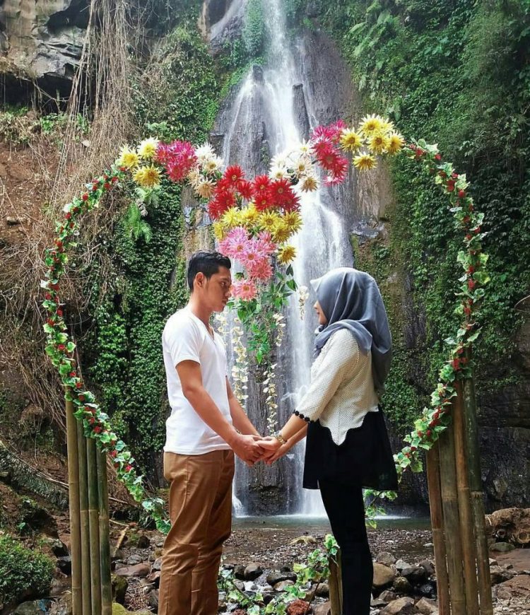 Curug Sikencling via Instagram.com @sr_saputra, 1. Candi Borobudur, 2. Rafting di Sungai Progo Atas, 3. Alun-alun Kota Magelang, 4. Air Terjun Kedung Kayang, 5. Taman Kyai Langgeng, 6. Ketep Pass, 7. Air Terjun Sekar Langit, 8. Rumah Kamera, 9. Candi Mendut, 10. Candi Pawon, 11. Gunung Andong, 12. Candi Selogriyo, 13. Gunung Tidar, 14. Curug Grenjengan Kembar, 15. Punthuk Setumbu, 16. Trekking Gunung Merbabu, 17. Curug Silawe, 18. Pemandian Air Hangat Candi Umbul, 19. Taman Badaan, 20. Museum Sudirman, 21. Pinusan Kragilan Magelang, 22. Candi Canggal, 23. Candi Ngawen, 24. Candi Lumbung, 25. Pemandian Kali Bening, 26. Air Terjun Kedung Kayangan, 27. Gardu Pandang Babadan, 28. Arung Jeram Kali Elo, 29. Telaga Bleder, 30. Gardu Pandang Bukit Barede, 31. Gardu Pandang Dlimas, 32. Gardu Pandang Mangli, 33. Sukmojoyo Hill, 34. Hutan Pinus Grenden, 35. Gereja Ayam di Dusun Gombong, 36. Punthuk Setumbu, 37. Kedung Sembrani, 38. Gunung Telomoyo, 39. Silancur Highland, 40. Bukit Grenden, 41. Curug Sigetik, 42. Puntuk Mangir Gunung Payung, 43. Bukit Rhema, 44. Hutan Pinus Wisata Mangli, 45. Jurang Jero, 46. OHD Museum, 47. Gunung Giyanti, 48. Curug Watu Ploso, 49. Klenteng Liong Hok Bio, 50. Curug Gleyor, 51. Punthuk Mongkrong, 52. Bukit Sleker, 53. Curug Lawang Kori, 54. Bukit kertojoyo, 55. Taman Ramadanu, 56. Puncak Seoloyo, 57. Taman Wisata Kopeng, 58. Bukit Gancik Selo Boyolali, 59. Gunung Sumbing, 60. Punthuk Kendil, 61. Bukit Harapan Cuntel, 62. Kebun Durian Candimulyo, 63. Jembatan Gantung Mangunsuko, 64. Air Terjun Goa Slandak, 65. Air Terjun Sumuran, 67. Museum Kapal Samudraraksa, 68. Karesidenan Kedu, 69. New Selo, 70. Taman Dewari, 71. Desa Wisata Candirejo, 72. Svargabumi Borobudur, 73. Awang-awang Telomoyo, 74. Ladon Little Island, 75. Candi Retno, 76. Wisata Petik Salak Gapoktan Ngudi Luhur, 77. Pesona Cempurung, 78. Gardu Pandang Cepogo, 79. Taman Garempong Bringin Kulon, 80. Sendang Mudal, 81. Curug Dlimas, 82. Museum Diponegoro, 83. Curug Sikencling, 84. Sendang Maren, 85. Citraelo Rafting, 86. Desa Wisata Ngawen, 87. Wisata Kulon Ndeso, 88. Taman Bunga Matahari, 89. Taman Hanya Untukmu, 90. Junkyard Autopark & Cafe, 91. Balkondes Ngadiharjo, 92. Banyuroto, 93. Bukit Dagi, 94. Jembatan Gantung Srowol, 95. Candi Asu, 96. Persawahan Permitan, 97. Bakorwil II Magelang, 98. Kebun Bibit Senopati