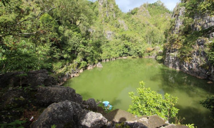 Danau Limbong via Google Maps Under Rock, 1. Wisata Londa, 2. Wisata Kete Kesu, 3. Musem Ne’ Gandeng, 4. Batu Tumongo, 5. Kompleks Megalit Kalimbuang Bori, 6. Wisata Ranteallo, 7. Agrowisata Pango-Pango, 8. Patung Yesus Buntu Burake, 9. Tongkonan Pallawa, 10. Danau Limbong, 11. Gumuk Pasir Sumalu, 12. Objek Wisata Palawa, 13. Air Terjun Talondo Tallu, 14. Wisata Ollon, 15. Mata Air Tilanga, 16. Wisata Air Terjun Kalean, 17. Tampang Allo, 18. Air Terjun Sarambu Assing, 19. Hamparan Sawah Toraja, 20. Lokomata, 21. Kampung Lolai, 22. Gunung Sesean, 23. Pohon Tarra, 24. Air Terjun Tujuh Tingkat, 25. Air Terjun Sarambu Sikore, 26. Marante Tondon