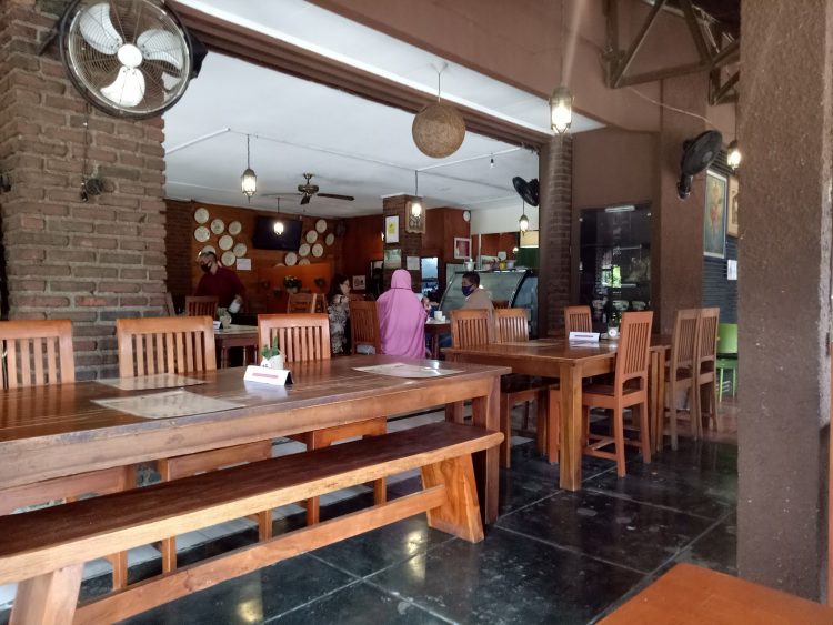 Dapur Kraton via Yayarundina, 1. Rumah Makan Cibabat Ampera, 2. Mymo Mie Baso Ceker, 3. Kedai Ramen Aboy – Cimahi, 4. Kafe KupuKupu, 5. dK resto, 6. Rumah Makan Kiambang Raya, 7. Meepang RAI, 8. Wingz O Wingz Cimahi, 9. Hashi Ramen, 10. RM. Ibu Haji Cijantung (IHC) ASLI Purwakarta, 11. Rumah Makan Ciganea Baros, 12. Giggle Box Cimahi, 13. Rumah Makan Kandang Ayam, 14. Alam Wisata Cimahi, 15. Spesial Soto Boyolali (SSB) Hj Hesti Widodo, Cimahi, 16. Rumah Makan Mirasa, 17. Sate Maranggi & Ayam Bakar Neng Katineung, 18. Ayam Kremes Selimut WR Pusat, 19. Bebek Goreng Haji Slamet (Asli) Cimahi, 20. Bebek Salero, 21. GoGrill-ah!, 22. Gokana Ramen Teppan, 23. Rumah Makan Ramayana II, 24. Warung Sadulur Cimahi