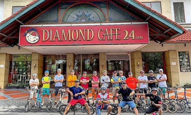 Diamond Cafe via instagram.com @solo_brompton, 1. Sate Buntel Bu Bejo Nikmatnya Tiada Tara, 2. Mantapnya Tengkleng Klewer Bu Edi, 3. Timlo Sastro Mantapnya Legendaris, 4. Selat Mbak Lies yang Sehat dan Nikmat, 5. Manis dan Legit Serabi Notosuman, 6. Tahok Pak Citro yang Yummie Banget, 7. Sate Kere Yu Rebi, 8. Segarnya Es Dawet Telasih Bu Dermi, 9. Brambang Asem Yu Sum, 10. Gudeg Gudeg Margoyudan BU KASNO, 11. Bebek Goreng H Slamet, 12. Warung Gongso Pusat, 13. Rumah Makan Oh La Vita, 14. OW Omah Wedangan, 15. Rumah Makan Dapur Solo, 16. Mang Engking Solo, 17. Rumah Makan Nini Thowong, 18. Rumah Makan Adem Ayem, 19. Tiga Tjeret Cafe Solo, 20. Menu Sate Kambing Mbok Galak solo, 21. Nasi Liwet Bu Wongso Lemu Solo, 22. Galabo Solo, 23. Ayam Bakar “Ojo Gelo”, 24. Bakso Alex, 25. Warung Gmah Ripah, 26. Wedangan Bung Klithik, 27. Mom Milk, 28. EAternity, 29. Kawasan Taman Sriwedari, 30. Daegu Korean Grill, 31. Niagara Sushi, 32. Bale Padi Resto, 33. Diamond Cafe, 34. Seafood Pak Petruk, 35. Sate Buntel Tambak Segaran, 36. Pasar Malam Ngarsopuro, 37. Selat Viens Solo, 38. Soto Gading, 39. Sambel Tumpang Bu Kis, 40. Tahu Kupat Solihin, 41. Bakso Kadipolo, 42. Tahu Kupat Pak Gombloh