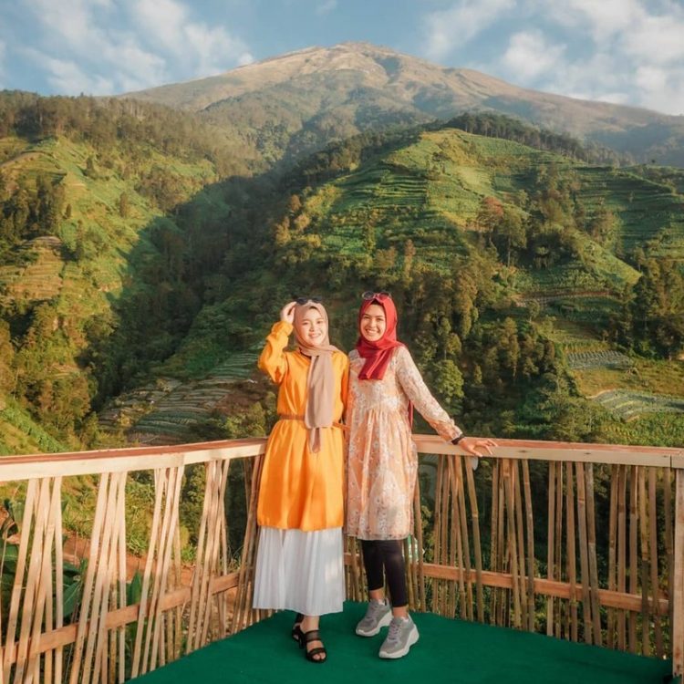 Gardu Pandang Mangli, 1. Candi Borobudur, 2. Rafting di Sungai Progo Atas, 3. Alun-alun Kota Magelang, 4. Air Terjun Kedung Kayang, 5. Taman Kyai Langgeng, 6. Ketep Pass, 7. Air Terjun Sekar Langit, 8. Rumah Kamera, 9. Candi Mendut, 10. Candi Pawon, 11. Gunung Andong, 12. Candi Selogriyo, 13. Gunung Tidar, 14. Curug Grenjengan Kembar, 15. Punthuk Setumbu, 16. Trekking Gunung Merbabu, 17. Curug Silawe, 18. Pemandian Air Hangat Candi Umbul, 19. Taman Badaan, 20. Museum Sudirman, 21. Pinusan Kragilan Magelang, 22. Candi Canggal, 23. Candi Ngawen, 24. Candi Lumbung, 25. Pemandian Kali Bening, 26. Air Terjun Kedung Kayangan, 27. Gardu Pandang Babadan, 28. Arung Jeram Kali Elo, 29. Telaga Bleder, 30. Gardu Pandang Bukit Barede, 31. Gardu Pandang Dlimas, 32. Gardu Pandang Mangli, 33. Sukmojoyo Hill, 34. Hutan Pinus Grenden, 35. Gereja Ayam di Dusun Gombong, 36. Punthuk Setumbu, 37. Kedung Sembrani, 38. Gunung Telomoyo, 39. Silancur Highland, 40. Bukit Grenden, 41. Curug Sigetik, 42. Puntuk Mangir Gunung Payung, 43. Bukit Rhema, 44. Hutan Pinus Wisata Mangli, 45. Jurang Jero, 46. OHD Museum, 47. Gunung Giyanti, 48. Curug Watu Ploso, 49. Klenteng Liong Hok Bio, 50. Curug Gleyor, 51. Punthuk Mongkrong, 52. Bukit Sleker, 53. Curug Lawang Kori, 54. Bukit kertojoyo, 55. Taman Ramadanu, 56. Puncak Seoloyo, 57. Taman Wisata Kopeng, 58. Bukit Gancik Selo Boyolali, 59. Gunung Sumbing, 60. Punthuk Kendil, 61. Bukit Harapan Cuntel, 62. Kebun Durian Candimulyo, 63. Jembatan Gantung Mangunsuko, 64. Air Terjun Goa Slandak, 65. Air Terjun Sumuran, 67. Museum Kapal Samudraraksa, 68. Karesidenan Kedu, 69. New Selo, 70. Taman Dewari, 71. Desa Wisata Candirejo, 72. Svargabumi Borobudur, 73. Awang-awang Telomoyo, 74. Ladon Little Island, 75. Candi Retno, 76. Wisata Petik Salak Gapoktan Ngudi Luhur, 77. Pesona Cempurung, 78. Gardu Pandang Cepogo, 79. Taman Garempong Bringin Kulon, 80. Sendang Mudal, 81. Curug Dlimas, 82. Museum Diponegoro, 83. Curug Sikencling, 84. Sendang Maren, 85. Citraelo Rafting, 86. Desa Wisata Ngawen, 87. Wisata Kulon Ndeso, 88. Taman Bunga Matahari, 89. Taman Hanya Untukmu, 90. Junkyard Autopark & Cafe, 91. Balkondes Ngadiharjo, 92. Banyuroto, 93. Bukit Dagi, 94. Jembatan Gantung Srowol, 95. Candi Asu, 96. Persawahan Permitan, 97. Bakorwil II Magelang, 98. Kebun Bibit Senopati