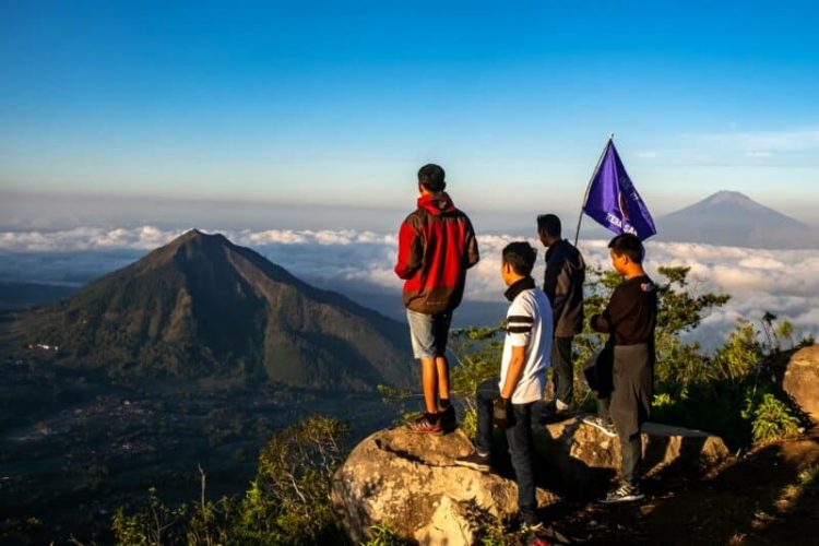 Gunung Telomoyo, 1. Candi Borobudur, 2. Rafting di Sungai Progo Atas, 3. Alun-alun Kota Magelang, 4. Air Terjun Kedung Kayang, 5. Taman Kyai Langgeng, 6. Ketep Pass, 7. Air Terjun Sekar Langit, 8. Rumah Kamera, 9. Candi Mendut, 10. Candi Pawon, 11. Gunung Andong, 12. Candi Selogriyo, 13. Gunung Tidar, 14. Curug Grenjengan Kembar, 15. Punthuk Setumbu, 16. Trekking Gunung Merbabu, 17. Curug Silawe, 18. Pemandian Air Hangat Candi Umbul, 19. Taman Badaan, 20. Museum Sudirman, 21. Pinusan Kragilan Magelang, 22. Candi Canggal, 23. Candi Ngawen, 24. Candi Lumbung, 25. Pemandian Kali Bening, 26. Air Terjun Kedung Kayangan, 27. Gardu Pandang Babadan, 28. Arung Jeram Kali Elo, 29. Telaga Bleder, 30. Gardu Pandang Bukit Barede, 31. Gardu Pandang Dlimas, 32. Gardu Pandang Mangli, 33. Sukmojoyo Hill, 34. Hutan Pinus Grenden, 35. Gereja Ayam di Dusun Gombong, 36. Punthuk Setumbu, 37. Kedung Sembrani, 38. Gunung Telomoyo, 39. Silancur Highland, 40. Bukit Grenden, 41. Curug Sigetik, 42. Puntuk Mangir Gunung Payung, 43. Bukit Rhema, 44. Hutan Pinus Wisata Mangli, 45. Jurang Jero, 46. OHD Museum, 47. Gunung Giyanti, 48. Curug Watu Ploso, 49. Klenteng Liong Hok Bio, 50. Curug Gleyor, 51. Punthuk Mongkrong, 52. Bukit Sleker, 53. Curug Lawang Kori, 54. Bukit kertojoyo, 55. Taman Ramadanu, 56. Puncak Seoloyo, 57. Taman Wisata Kopeng, 58. Bukit Gancik Selo Boyolali, 59. Gunung Sumbing, 60. Punthuk Kendil, 61. Bukit Harapan Cuntel, 62. Kebun Durian Candimulyo, 63. Jembatan Gantung Mangunsuko, 64. Air Terjun Goa Slandak, 65. Air Terjun Sumuran, 67. Museum Kapal Samudraraksa, 68. Karesidenan Kedu, 69. New Selo, 70. Taman Dewari, 71. Desa Wisata Candirejo, 72. Svargabumi Borobudur, 73. Awang-awang Telomoyo, 74. Ladon Little Island, 75. Candi Retno, 76. Wisata Petik Salak Gapoktan Ngudi Luhur, 77. Pesona Cempurung, 78. Gardu Pandang Cepogo, 79. Taman Garempong Bringin Kulon, 80. Sendang Mudal, 81. Curug Dlimas, 82. Museum Diponegoro, 83. Curug Sikencling, 84. Sendang Maren, 85. Citraelo Rafting, 86. Desa Wisata Ngawen, 87. Wisata Kulon Ndeso, 88. Taman Bunga Matahari, 89. Taman Hanya Untukmu, 90. Junkyard Autopark & Cafe, 91. Balkondes Ngadiharjo, 92. Banyuroto, 93. Bukit Dagi, 94. Jembatan Gantung Srowol, 95. Candi Asu, 96. Persawahan Permitan, 97. Bakorwil II Magelang, 98. Kebun Bibit Senopati