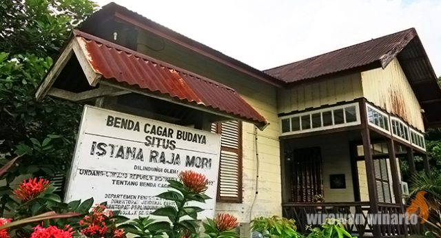 Istana Raja Mori Foto by Wirawan Winarto, 1. Air Terjun Menduru, 2. Permandian Panapa, 3. Danau Lowo, 4. Muara Bajoe, 5. Danau Tiu, 6. Goa Tamanoa Wawopada, 7. Istana Raja Mori, 8. Batu Payung, 9. Teluk Tomori, 10. Bukit Teletubies, 11. Pulau Togonteo, 12. Pantai Ungkea, 13. Air Terjun Boba, 14. Air Terjun Wera Blanga, 15. Hutan Pinus Tepotowoa, 16. Pulau Gurita, 17. Hutan Mangrove Koya, 18. Air Terjun Mataruttung, 19. Pemandian Lemboroma, 20. Pemandian Korowalelo, 21. Tompa Ofoi, 22. Pantai Jompi, 23. Pulau Rumbia, 24. Pulau Pengia