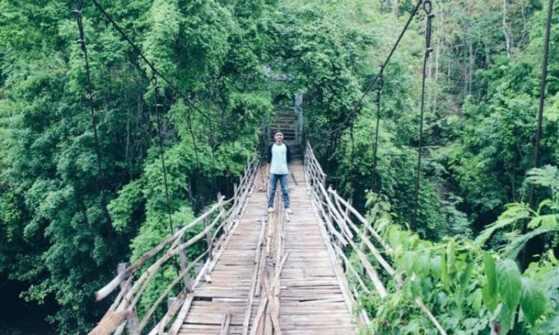 Jembatan Bonto Salluang, 1. Pantai Seruni, 2. Pantai Marina, 3. Bukit Rumbia, 4. Gunung Daulu, 5. Agrowisata Loka, 6. Air Terjun Bissappu, 7. Air Terjun Eremerasa, 8. Air Terjun Mattep, 9. Air Terjun Bossola, 10. Air Terjun Simoko, 11. Agrowisata Uluere, 12. Air Terjun Cekala, 13. Mini Showfarm Bantaeng, 14. Bukit Muntea, 15. Jembatan Bonto Salluang, 16. Balla Lompoa Bantaeng, 17. Air Terjun Baruttung, 18. Puncak Gunung Loka, 19. Pemandian Borong Lompoa, 20. Wisata Latar Hijau, 21. Air Terjun Bialo, 22. Wisata Hutan Pinus Rombeng