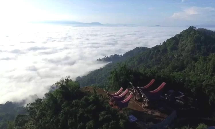 Kampung Lolai via Twitter @manorrok, 1. Wisata Londa, 2. Wisata Kete Kesu, 3. Musem Ne’ Gandeng, 4. Batu Tumongo, 5. Kompleks Megalit Kalimbuang Bori, 6. Wisata Ranteallo, 7. Agrowisata Pango-Pango, 8. Patung Yesus Buntu Burake, 9. Tongkonan Pallawa, 10. Danau Limbong, 11. Gumuk Pasir Sumalu, 12. Objek Wisata Palawa, 13. Air Terjun Talondo Tallu, 14. Wisata Ollon, 15. Mata Air Tilanga, 16. Wisata Air Terjun Kalean, 17. Tampang Allo, 18. Air Terjun Sarambu Assing, 19. Hamparan Sawah Toraja, 20. Lokomata, 21. Kampung Lolai, 22. Gunung Sesean, 23. Pohon Tarra, 24. Air Terjun Tujuh Tingkat, 25. Air Terjun Sarambu Sikore, 26. Marante Tondon