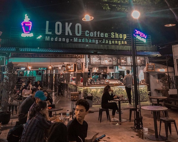 Loko Coffee FOto @nongkrongasikjogja, 1. Wisata Malioboro, 2. Wisata Tugu Jogja, 3. Wisata Sendratari Ramayana, 4. Wisata Pasar Seni Gabusan, 5. Wisata Titik Nol Kilometer, 6. Wisata Alun-Alun Utara (Altar), 7. Wisata Alun-Alun Kidul (Alkid), 8. Wisata Taman Pelangi, 9. Wisata Hutan Pinus Pengger, 10. Wisata Tebing Breksi, 11. Wisata Pintu Langit Dahromo, 12. Wisata Plengkung Gading, 13. Wisata Bukit Bintang, 14. Wisata Sindu Kusuma Edupark, 15. Wisata Bukit Paralayang Parangtritis, 16. Wisata Angkringan KR, 17. Puncak Becici, 18. Loko Coffee, 19. HeHa Sky View, 20. Festival of Light Kaliurang, 21. Angkringan Kopi Jos, 22. Cafe Joglo Watu Langit, 23. Raminten Cabaret Show, 24. Pasar Kangen, 25. Pantai Greweng, 26. Heha Ocean View, 27. Obelix Hills, 28. Tumpeng Menoreh
