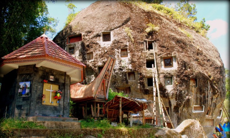 Lokomata via Cumilebay, 1. Wisata Londa, 2. Wisata Kete Kesu, 3. Musem Ne’ Gandeng, 4. Batu Tumongo, 5. Kompleks Megalit Kalimbuang Bori, 6. Wisata Ranteallo, 7. Agrowisata Pango-Pango, 8. Patung Yesus Buntu Burake, 9. Tongkonan Pallawa, 10. Danau Limbong, 11. Gumuk Pasir Sumalu, 12. Objek Wisata Palawa, 13. Air Terjun Talondo Tallu, 14. Wisata Ollon, 15. Mata Air Tilanga, 16. Wisata Air Terjun Kalean, 17. Tampang Allo, 18. Air Terjun Sarambu Assing, 19. Hamparan Sawah Toraja, 20. Lokomata, 21. Kampung Lolai, 22. Gunung Sesean, 23. Pohon Tarra, 24. Air Terjun Tujuh Tingkat, 25. Air Terjun Sarambu Sikore, 26. Marante Tondon