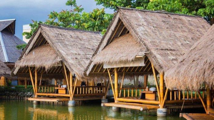 Mang Engking Solo via Tribunnews, 1. Sate Buntel Bu Bejo Nikmatnya Tiada Tara, 2. Mantapnya Tengkleng Klewer Bu Edi, 3. Timlo Sastro Mantapnya Legendaris, 4. Selat Mbak Lies yang Sehat dan Nikmat, 5. Manis dan Legit Serabi Notosuman, 6. Tahok Pak Citro yang Yummie Banget, 7. Sate Kere Yu Rebi, 8. Segarnya Es Dawet Telasih Bu Dermi, 9. Brambang Asem Yu Sum, 10. Gudeg Gudeg Margoyudan BU KASNO, 11. Bebek Goreng H Slamet, 12. Warung Gongso Pusat, 13. Rumah Makan Oh La Vita, 14. OW Omah Wedangan, 15. Rumah Makan Dapur Solo, 16. Mang Engking Solo, 17. Rumah Makan Nini Thowong, 18. Rumah Makan Adem Ayem, 19. Tiga Tjeret Cafe Solo, 20. Menu Sate Kambing Mbok Galak solo, 21. Nasi Liwet Bu Wongso Lemu Solo, 22. Galabo Solo, 23. Ayam Bakar “Ojo Gelo”, 24. Bakso Alex, 25. Warung Gmah Ripah, 26. Wedangan Bung Klithik, 27. Mom Milk, 28. EAternity, 29. Kawasan Taman Sriwedari, 30. Daegu Korean Grill, 31. Niagara Sushi, 32. Bale Padi Resto, 33. Diamond Cafe, 34. Seafood Pak Petruk, 35. Sate Buntel Tambak Segaran, 36. Pasar Malam Ngarsopuro, 37. Selat Viens Solo, 38. Soto Gading, 39. Sambel Tumpang Bu Kis, 40. Tahu Kupat Solihin, 41. Bakso Kadipolo, 42. Tahu Kupat Pak Gombloh