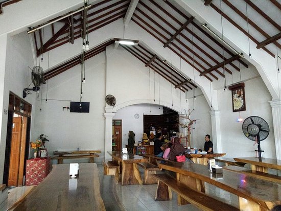 Manggar Manding via Tripadvisor, 1. Bakmi Jowo Mbah Gito, 2. House of Raminten , 3. Sate Klathak Pak Pong, 4. Nasi Goreng Beringharjo, 5. Tahu Gimbal Pak Yono, 6. Gudeg Mbok Lindu Sosrowijayan, 7. Yammie Pathuk Kemetiran Kidul Yogyakarta, 8. Gudeg Sagan, 9. Angkringan Kopi Jos Lik Man, 10. Gudeg Pawon, 11. Bakmi Shibitsu, 12. Jejamuran, 13. Bungong Jeumpa Jogja, 14. Ayam Geprek Bu Rum, 15. Mie Ayam dan Bakso Idolaku Pak Tikno, 16. Oseng Mercon Bu Narti, 17. Banyu Mili Resto, 18. Gudeg Bromo, 19. Soto Sampah, 20. Mie Ayam Grabyas TG Red Door, 21. Nasi Rames Demangan, 22. Manggar Manding, 23. Abhayagiri Restaurant, 24. Manggut Lele Mbok Marto, 25. Sop kaki kambing Bang Udin, 26. Special Bakmi & Nasi Goreng Pak Pele, 27. Siomay Kang Cepot, 28. Gudeg Yu Djum, 29. Bakmi Mbah Mo, 30. Soto Sulung Stasiun Tugu, 31. Nasi Brongkos Warung Handayani yang Lezat, 32. SGPC Bu Wiryo 1959, 33. Soto Ayam Kampung Pak Dalbe, 34. Mie Ayam Bu Tumini Sari Rasa Jati Ayu, 35. Sate Klatak Pak Bari, 36. Soto Lenthok Pak Gareng, 37. Gudeg Yu Narni, 38. Rujak Es Krim Pak Nardi, 39. The Sawah Bantul, 40. D’Skybar ibis Styles, 41. Mediterranea Restaurant, 42. Kesuma Restaurant, 43. Bakso dan Es Buah PK, 44. Warung Burjo Sundawa, 45. Jenang Lempuyangan Bu Gesti, 46. Kedai Susu 53 , 47. Kedai Pulang Ke Yogya