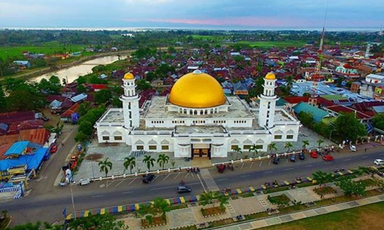 Masjid Agung Ummul Qura via Asadiyahpusat - Tempat Wisata di Wajo, 1. Danau Tempe, 2. Bukit Kalola Wajo, 3. Air Terjun Sumpang Puli, 4. Situs Tosora Wajo, 5. Rumah Adat Atakkae, 6. Saoraja Mallangga, 7. Perkampungan Sutera Pakkanna, 8. Masjid Darussalam Belawa, 9. Kolam Renang Syariah NBS, 10. Kolam Renang Kalola, 11. Allangkanangnge, 12. Makam Puang Massora, 13. Situs Geddonge, 14. Masjid Agung Ummul Qura, 15. Makam Pahlawan Nasional La Maddukulleng