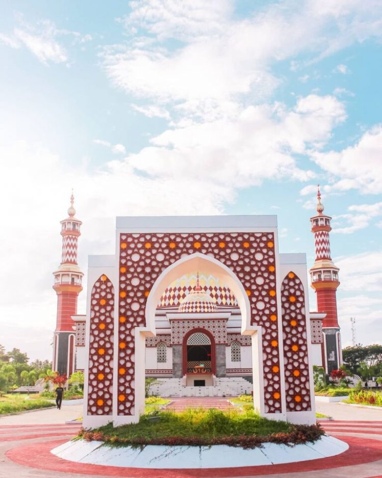 Masjid Al-Madaniah Pasangkayu via Instagram.com @justcaptures_ - Tempat Wisata di Pasangkayu, 1. Pantai Pasangkayu dan Pantai Tanjung Babia, 2. Air Terjun Barubu, 3. Tugu SMART, 4. Air Terjun Kaluku Nangka, 5. Goa Lawah, 6. Pantai Batu Oge, 7. Wisata Vovasanggayu, 8. Pantai Cinoki, 9. Masjid Al-Madaniah Pasangkayu