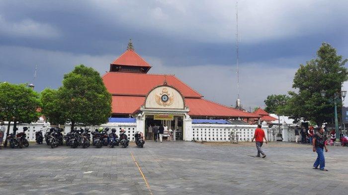 Masjid Gedhe Kauman via tribunnews, 1. Taman Pintar, 2. Tugu Yogya, 3. Keraton Yogya, 4. Museum Sonobudoyo, 5. Titik Nol kilometer, 6. Mesjid Gedhe Kauman, 7. Pasar Beringharjo, 8. Museum Benteng Vredeburg, 9. Sentra Gudeg Wijilan, 10. Alun-alun Kidul, 11. Museum Kereta Kencana Keraton Yogya, 12. The House of Raminten, 13. Istana Air Tamansari Yogyakarta, 14. Kebun Binatang Gembira Loka, 15. Situs Warungboto, 16. Museum De Mata Trick Eye, 17. Alun-alun utara Jogjakarta, 18. Plengkung Gading, 19. Wisata Selfie Park Taman Pule Jogja, 20. Sindu Kusuma Edupark (SKE), 21. Monumen jogja Kembali (Monjali) dan Taman Lampion, 22. Trans Studio Mini, 23. Museum Dirgantara