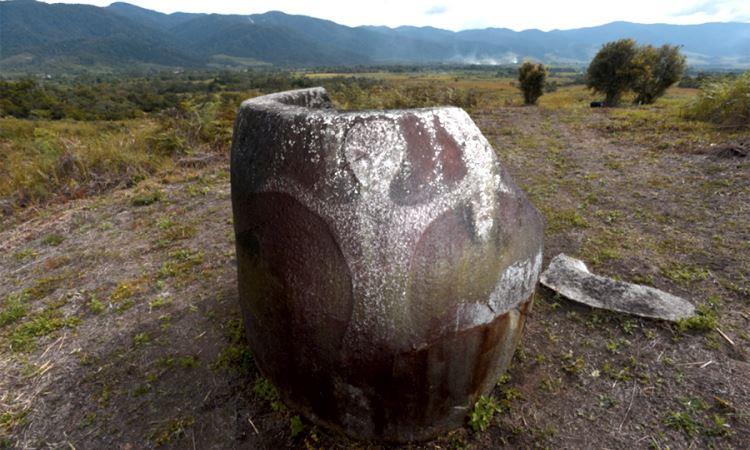 Megalitik Stone via Mongabay - tempat wisata di poso, 1. Danau Poso dan Pantai Siuri, 2. Air Terjun Sulewana, 3. Air Terjun Saluopa, 4. Goa Pamona, 5. Goa Tangkaboba, 6. Lembah Bada, 7. Taman Nasional Lore Lindu, 8. Pantai Imbo, 9. Pantai Madale, 10. Megalitik Stone, 11. Taman Anggrek Bancea Poso, 12. Perkebunan Teh Hijau dan Kopi Arabica di Lembah Napu