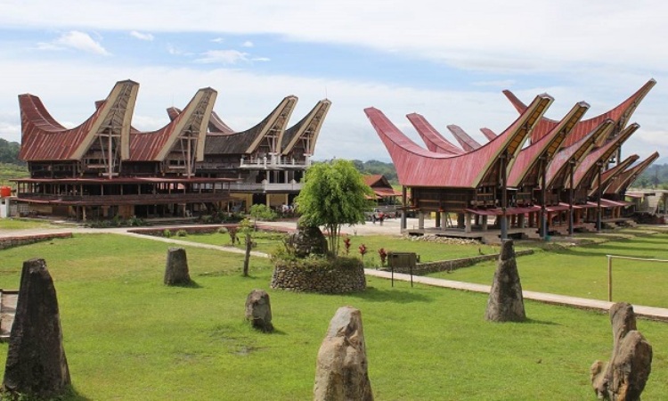 Musem Ne’ Gandeng, 1. Wisata Londa, 2. Wisata Kete Kesu, 3. Musem Ne’ Gandeng, 4. Batu Tumongo, 5. Kompleks Megalit Kalimbuang Bori, 6. Wisata Ranteallo, 7. Agrowisata Pango-Pango, 8. Patung Yesus Buntu Burake, 9. Tongkonan Pallawa, 10. Danau Limbong, 11. Gumuk Pasir Sumalu, 12. Objek Wisata Palawa, 13. Air Terjun Talondo Tallu, 14. Wisata Ollon, 15. Mata Air Tilanga, 16. Wisata Air Terjun Kalean, 17. Tampang Allo, 18. Air Terjun Sarambu Assing, 19. Hamparan Sawah Toraja, 20. Lokomata, 21. Kampung Lolai, 22. Gunung Sesean, 23. Pohon Tarra, 24. Air Terjun Tujuh Tingkat, 25. Air Terjun Sarambu Sikore, 26. Marante Tondon