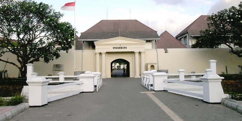 Museum Benteng Vredeburg via Kompas, 1. Taman Pintar, 2. Tugu Yogya, 3. Keraton Yogya, 4. Museum Sonobudoyo, 5. Titik Nol kilometer, 6. Mesjid Gedhe Kauman, 7. Pasar Beringharjo, 8. Museum Benteng Vredeburg, 9. Sentra Gudeg Wijilan, 10. Alun-alun Kidul, 11. Museum Kereta Kencana Keraton Yogya, 12. The House of Raminten, 13. Istana Air Tamansari Yogyakarta, 14. Kebun Binatang Gembira Loka, 15. Situs Warungboto, 16. Museum De Mata Trick Eye, 17. Alun-alun utara Jogjakarta, 18. Plengkung Gading, 19. Wisata Selfie Park Taman Pule Jogja, 20. Sindu Kusuma Edupark (SKE), 21. Monumen jogja Kembali (Monjali) dan Taman Lampion, 22. Trans Studio Mini, 23. Museum Dirgantara