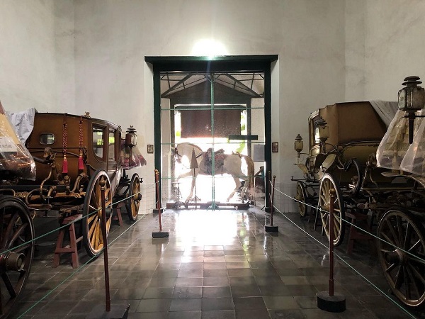 Museum Kereta Kencana Keraton Yogya via Instagram.com @museumkeretakraton, 1. Taman Pintar, 2. Tugu Yogya, 3. Keraton Yogya, 4. Museum Sonobudoyo, 5. Titik Nol kilometer, 6. Mesjid Gedhe Kauman, 7. Pasar Beringharjo, 8. Museum Benteng Vredeburg, 9. Sentra Gudeg Wijilan, 10. Alun-alun Kidul, 11. Museum Kereta Kencana Keraton Yogya, 12. The House of Raminten, 13. Istana Air Tamansari Yogyakarta, 14. Kebun Binatang Gembira Loka, 15. Situs Warungboto, 16. Museum De Mata Trick Eye, 17. Alun-alun utara Jogjakarta, 18. Plengkung Gading, 19. Wisata Selfie Park Taman Pule Jogja, 20. Sindu Kusuma Edupark (SKE), 21. Monumen jogja Kembali (Monjali) dan Taman Lampion, 22. Trans Studio Mini, 23. Museum Dirgantara