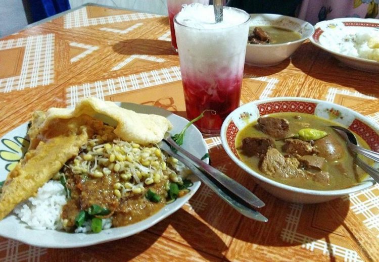Nasi Brongkos Warung Handayani via Jogjakita, 1. Bakmi Jowo Mbah Gito, 2. House of Raminten , 3. Sate Klathak Pak Pong, 4. Nasi Goreng Beringharjo, 5. Tahu Gimbal Pak Yono, 6. Gudeg Mbok Lindu Sosrowijayan, 7. Yammie Pathuk Kemetiran Kidul Yogyakarta, 8. Gudeg Sagan, 9. Angkringan Kopi Jos Lik Man, 10. Gudeg Pawon, 11. Bakmi Shibitsu, 12. Jejamuran, 13. Bungong Jeumpa Jogja, 14. Ayam Geprek Bu Rum, 15. Mie Ayam dan Bakso Idolaku Pak Tikno, 16. Oseng Mercon Bu Narti, 17. Banyu Mili Resto, 18. Gudeg Bromo, 19. Soto Sampah, 20. Mie Ayam Grabyas TG Red Door, 21. Nasi Rames Demangan, 22. Manggar Manding, 23. Abhayagiri Restaurant, 24. Manggut Lele Mbok Marto, 25. Sop kaki kambing Bang Udin, 26. Special Bakmi & Nasi Goreng Pak Pele, 27. Siomay Kang Cepot, 28. Gudeg Yu Djum, 29. Bakmi Mbah Mo, 30. Soto Sulung Stasiun Tugu, 31. Nasi Brongkos Warung Handayani yang Lezat, 32. SGPC Bu Wiryo 1959, 33. Soto Ayam Kampung Pak Dalbe, 34. Mie Ayam Bu Tumini Sari Rasa Jati Ayu, 35. Sate Klatak Pak Bari, 36. Soto Lenthok Pak Gareng, 37. Gudeg Yu Narni, 38. Rujak Es Krim Pak Nardi, 39. The Sawah Bantul, 40. D’Skybar ibis Styles, 41. Mediterranea Restaurant, 42. Kesuma Restaurant, 43. Bakso dan Es Buah PK, 44. Warung Burjo Sundawa, 45. Jenang Lempuyangan Bu Gesti, 46. Kedai Susu 53 , 47. Kedai Pulang Ke Yogya