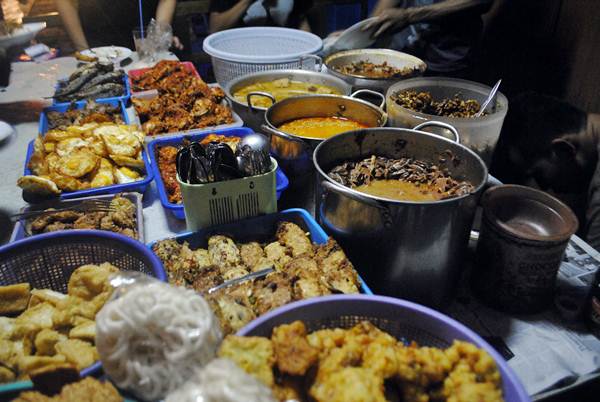 Nasi Rames Demangan via Kolomnews, 1. Bakmi Jowo Mbah Gito, 2. House of Raminten , 3. Sate Klathak Pak Pong, 4. Nasi Goreng Beringharjo, 5. Tahu Gimbal Pak Yono, 6. Gudeg Mbok Lindu Sosrowijayan, 7. Yammie Pathuk Kemetiran Kidul Yogyakarta, 8. Gudeg Sagan, 9. Angkringan Kopi Jos Lik Man, 10. Gudeg Pawon, 11. Bakmi Shibitsu, 12. Jejamuran, 13. Bungong Jeumpa Jogja, 14. Ayam Geprek Bu Rum, 15. Mie Ayam dan Bakso Idolaku Pak Tikno, 16. Oseng Mercon Bu Narti, 17. Banyu Mili Resto, 18. Gudeg Bromo, 19. Soto Sampah, 20. Mie Ayam Grabyas TG Red Door, 21. Nasi Rames Demangan, 22. Manggar Manding, 23. Abhayagiri Restaurant, 24. Manggut Lele Mbok Marto, 25. Sop kaki kambing Bang Udin, 26. Special Bakmi & Nasi Goreng Pak Pele, 27. Siomay Kang Cepot, 28. Gudeg Yu Djum, 29. Bakmi Mbah Mo, 30. Soto Sulung Stasiun Tugu, 31. Nasi Brongkos Warung Handayani yang Lezat, 32. SGPC Bu Wiryo 1959, 33. Soto Ayam Kampung Pak Dalbe, 34. Mie Ayam Bu Tumini Sari Rasa Jati Ayu, 35. Sate Klatak Pak Bari, 36. Soto Lenthok Pak Gareng, 37. Gudeg Yu Narni, 38. Rujak Es Krim Pak Nardi, 39. The Sawah Bantul, 40. D’Skybar ibis Styles, 41. Mediterranea Restaurant, 42. Kesuma Restaurant, 43. Bakso dan Es Buah PK, 44. Warung Burjo Sundawa, 45. Jenang Lempuyangan Bu Gesti, 46. Kedai Susu 53 , 47. Kedai Pulang Ke Yogya