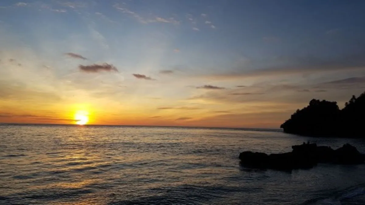 Pantai Bonebula via Kumparan - Tempat Wisata di Donggala, 1. Masjid Arkam Babu Rahman, 2. Pantai Taipa, 3. Jembatan Ponulele, 4. Pantai Taman Ria, 5. Pantai Talise, 6. Danau Tambing, 7. Sumur Raksasa Alami Pusentasi, 8. Pantai Tanjung Karang Donggala, 9. Anjungan Kota Donggala, 10. Pantai Boneoge, 11. Air Terjun Loli Tasiburi, 12. Hutan Mangrove Donggala, 13. Danau Talaga, 14. Pulau Pasoso, 15. Pantai Kaluku, 16. Pantai Hayalan, 17. Pantai Labuana, 18. Pantai Sivalenta, 19. Pantai Bonebula, 20. Pantai Enu, 21. Pantai Bambarano, 22. Pantai Tambu