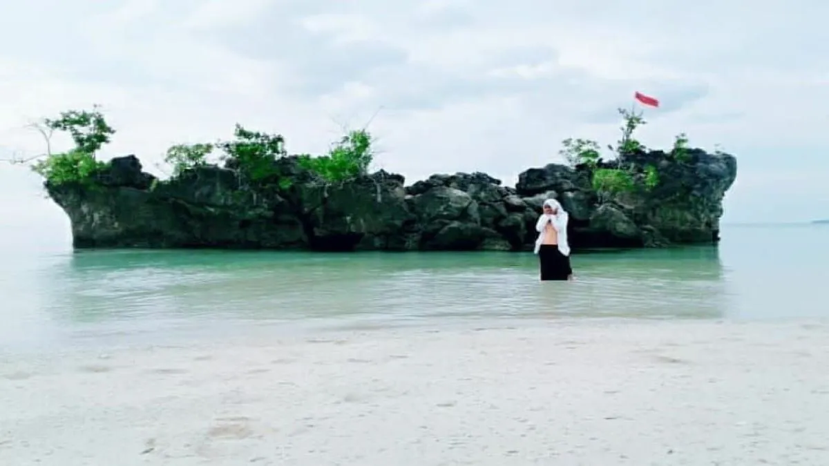 Pantai Bambarano via rifaihadi - Tempat Wisata di Donggala, 1. Masjid Arkam Babu Rahman, 2. Pantai Taipa, 3. Jembatan Ponulele, 4. Pantai Taman Ria, 5. Pantai Talise, 6. Danau Tambing, 7. Sumur Raksasa Alami Pusentasi, 8. Pantai Tanjung Karang Donggala, 9. Anjungan Kota Donggala, 10. Pantai Boneoge, 11. Air Terjun Loli Tasiburi, 12. Hutan Mangrove Donggala, 13. Danau Talaga, 14. Pulau Pasoso, 15. Pantai Kaluku, 16. Pantai Hayalan, 17. Pantai Labuana, 18. Pantai Sivalenta, 19. Pantai Bonebula, 20. Pantai Enu, 21. Pantai Bambarano, 22. Pantai Tambu