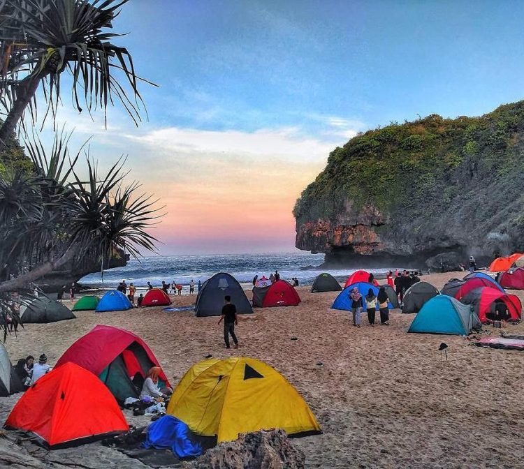 Pantai Greweng via Instagram.com @nafas_pendaki_5, 1. Wisata Malioboro, 2. Wisata Tugu Jogja, 3. Wisata Sendratari Ramayana, 4. Wisata Pasar Seni Gabusan, 5. Wisata Titik Nol Kilometer, 6. Wisata Alun-Alun Utara (Altar), 7. Wisata Alun-Alun Kidul (Alkid), 8. Wisata Taman Pelangi, 9. Wisata Hutan Pinus Pengger, 10. Wisata Tebing Breksi, 11. Wisata Pintu Langit Dahromo, 12. Wisata Plengkung Gading, 13. Wisata Bukit Bintang, 14. Wisata Sindu Kusuma Edupark, 15. Wisata Bukit Paralayang Parangtritis, 16. Wisata Angkringan KR, 17. Puncak Becici, 18. Loko Coffee, 19. HeHa Sky View, 20. Festival of Light Kaliurang, 21. Angkringan Kopi Jos, 22. Cafe Joglo Watu Langit, 23. Raminten Cabaret Show, 24. Pasar Kangen, 25. Pantai Greweng, 26. Heha Ocean View, 27. Obelix Hills, 28. Tumpeng Menoreh