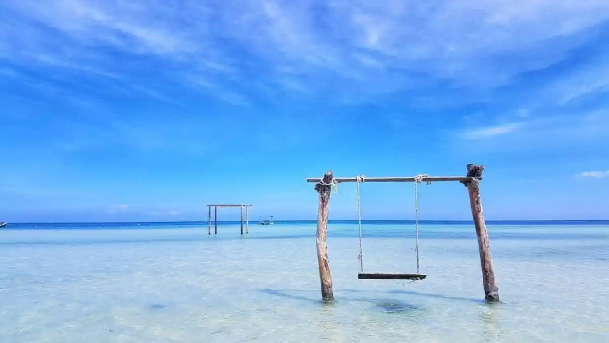 Pantai Kaluku via Instagram.com @like_donggala - Tempat Wisata di Donggala, 1. Masjid Arkam Babu Rahman, 2. Pantai Taipa, 3. Jembatan Ponulele, 4. Pantai Taman Ria, 5. Pantai Talise, 6. Danau Tambing, 7. Sumur Raksasa Alami Pusentasi, 8. Pantai Tanjung Karang Donggala, 9. Anjungan Kota Donggala, 10. Pantai Boneoge, 11. Air Terjun Loli Tasiburi, 12. Hutan Mangrove Donggala, 13. Danau Talaga, 14. Pulau Pasoso, 15. Pantai Kaluku, 16. Pantai Hayalan, 17. Pantai Labuana, 18. Pantai Sivalenta, 19. Pantai Bonebula, 20. Pantai Enu, 21. Pantai Bambarano, 22. Pantai Tambu