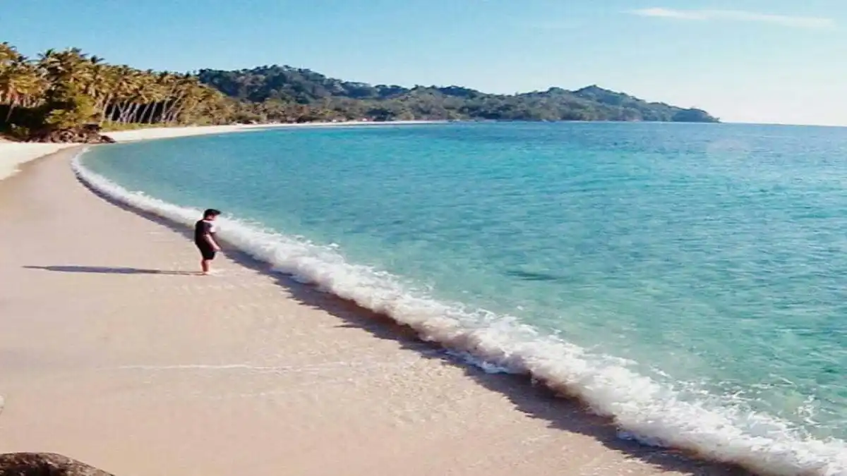 Pantai Labuana via Instagram.com @zulkiflymanoppo - Tempat Wisata di Donggala, 1. Masjid Arkam Babu Rahman, 2. Pantai Taipa, 3. Jembatan Ponulele, 4. Pantai Taman Ria, 5. Pantai Talise, 6. Danau Tambing, 7. Sumur Raksasa Alami Pusentasi, 8. Pantai Tanjung Karang Donggala, 9. Anjungan Kota Donggala, 10. Pantai Boneoge, 11. Air Terjun Loli Tasiburi, 12. Hutan Mangrove Donggala, 13. Danau Talaga, 14. Pulau Pasoso, 15. Pantai Kaluku, 16. Pantai Hayalan, 17. Pantai Labuana, 18. Pantai Sivalenta, 19. Pantai Bonebula, 20. Pantai Enu, 21. Pantai Bambarano, 22. Pantai Tambu