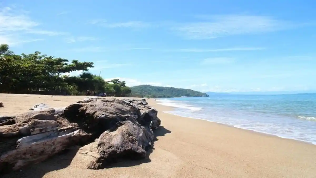 Pantai Lalos via Nationalgeographic.grid.id - 19 Tempat Wisata di Tolitoli Terbaik &amp; TerHits yang Wajib Dikunjungi, 1. Sabang Tende, 2. Udang Merah Tanjung Sanjangan, 3. Air Terjun Sigelang, 4. Pekan Budaya dan Pariwisata di Tolitoli, 5. Tanjung Matop Tolitoli, 6. Pantai Bajungan Tolitoli, 7. Wisata Bahari Ratu Ampat, 8. Kampung Wisata Desa Malangga, 9. Berkunjung ke Pulau Kapas, 10. Ekowisata Mangrove Teluk Pulias, 11. Pantai Pijar, 12. Bukit Keles, 13. Goa Pamona, 14. Pulau Salando, 15. Pulau Lingayan, 16. Pantai Lalos, 17. Pantai Bajugan, 18. Air Terjun Malangga, 19. Pulau Lutungan