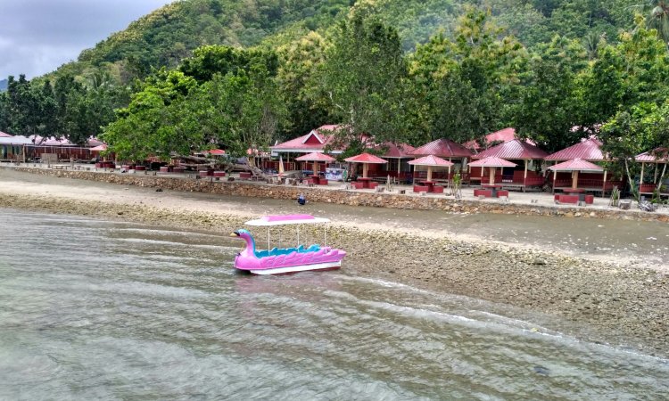 Pantai Tapandullu via Perjalananseru.wordpresscom, 1. Pantai Lombang-lombang, 2. Pulau Karampuang, 3. Wisata Mangrove Bebanga, 4. Pantai Manakarra, 5. Pantai Tapandullu, 6. Air Terjun Tammasapi, 7. Taman Wisata Bukit Jati Gentungan, 8. Pantai Ujung Bulo, 9. Tanjung Ngalo, 10. Air Terjun Malute, 11. Pantai Palippis, 12. Wisata Kelapa Tujuh, 13. Wisata Panorama Mamuju, 14. Air Terjun Tamasapi, 15. Air Terjun Kalando, 16. Pantai Dato, 17. Pantai Rangas, 18. Wisata Pantai Galung, 19. Tanjung Losa, 20. Puncak Mamuju City, 21. Wisata Pantai Mangrove Ampallas, 22. Kampung Nelayan, 23. Bundaran Air Mancur Arteri, 24. Masjid Raya Syuhada