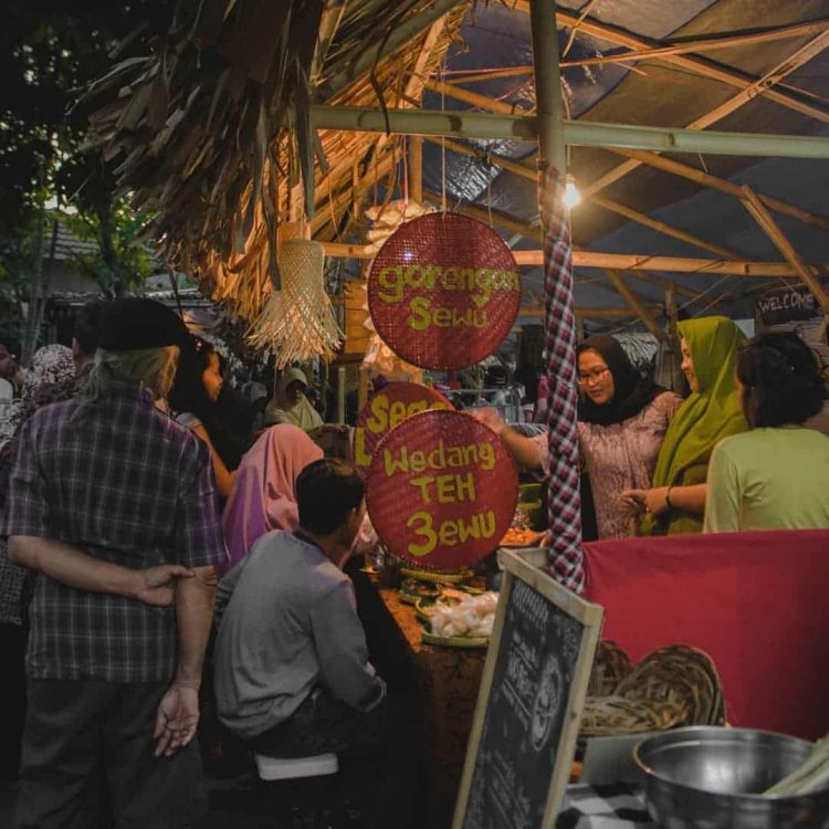 Pasar Kangen via Instagram.com @satriobudi_, 1. Wisata Malioboro, 2. Wisata Tugu Jogja, 3. Wisata Sendratari Ramayana, 4. Wisata Pasar Seni Gabusan, 5. Wisata Titik Nol Kilometer, 6. Wisata Alun-Alun Utara (Altar), 7. Wisata Alun-Alun Kidul (Alkid), 8. Wisata Taman Pelangi, 9. Wisata Hutan Pinus Pengger, 10. Wisata Tebing Breksi, 11. Wisata Pintu Langit Dahromo, 12. Wisata Plengkung Gading, 13. Wisata Bukit Bintang, 14. Wisata Sindu Kusuma Edupark, 15. Wisata Bukit Paralayang Parangtritis, 16. Wisata Angkringan KR, 17. Puncak Becici, 18. Loko Coffee, 19. HeHa Sky View, 20. Festival of Light Kaliurang, 21. Angkringan Kopi Jos, 22. Cafe Joglo Watu Langit, 23. Raminten Cabaret Show, 24. Pasar Kangen, 25. Pantai Greweng, 26. Heha Ocean View, 27. Obelix Hills, 28. Tumpeng Menoreh