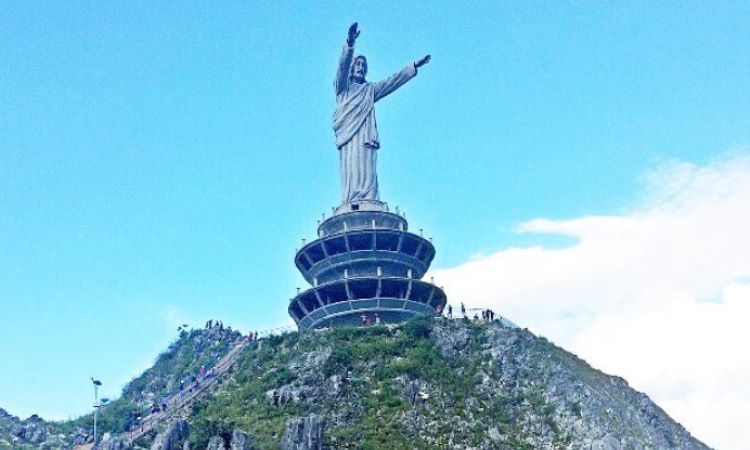 Patung Yesus Buntu Burake via Instagram.com @jadid.id, 1. Wisata Londa, 2. Wisata Kete Kesu, 3. Musem Ne’ Gandeng, 4. Batu Tumongo, 5. Kompleks Megalit Kalimbuang Bori, 6. Wisata Ranteallo, 7. Agrowisata Pango-Pango, 8. Patung Yesus Buntu Burake, 9. Tongkonan Pallawa, 10. Danau Limbong, 11. Gumuk Pasir Sumalu, 12. Objek Wisata Palawa, 13. Air Terjun Talondo Tallu, 14. Wisata Ollon, 15. Mata Air Tilanga, 16. Wisata Air Terjun Kalean, 17. Tampang Allo, 18. Air Terjun Sarambu Assing, 19. Hamparan Sawah Toraja, 20. Lokomata, 21. Kampung Lolai, 22. Gunung Sesean, 23. Pohon Tarra, 24. Air Terjun Tujuh Tingkat, 25. Air Terjun Sarambu Sikore, 26. Marante Tondon
