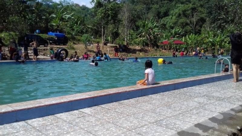 Pemandian Borong Lompoa via Tribunnews - Tempat Wisata di Bantaeng, 1. Pantai Seruni, 2. Pantai Marina, 3. Bukit Rumbia, 4. Gunung Daulu, 5. Agrowisata Loka, 6. Air Terjun Bissappu, 7. Air Terjun Eremerasa, 8. Air Terjun Mattep, 9. Air Terjun Bossola, 10. Air Terjun Simoko, 11. Agrowisata Uluere, 12. Air Terjun Cekala, 13. Mini Showfarm Bantaeng, 14. Bukit Muntea, 15. Jembatan Bonto Salluang, 16. Balla Lompoa Bantaeng, 17. Air Terjun Baruttung, 18. Puncak Gunung Loka, 19. Pemandian Borong Lompoa, 20. Wisata Latar Hijau, 21. Air Terjun Bialo, 22. Wisata Hutan Pinus Rombeng
