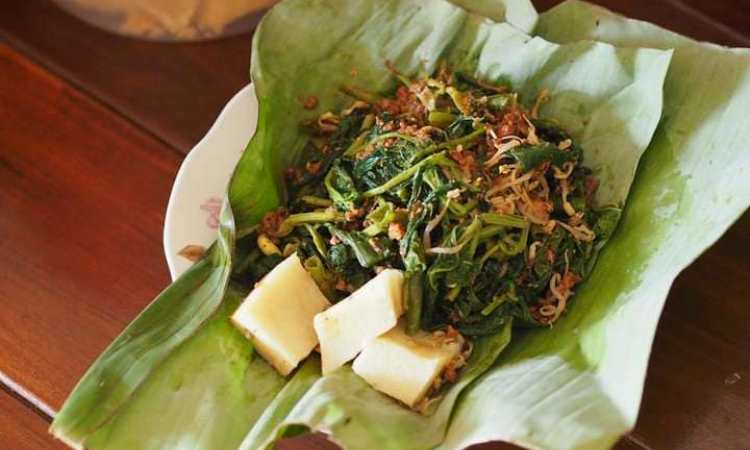 Pecel Gendar via Facebook.com Herlinnuryani, 1. Tempe Benguk, 2. Nasi Tiwul Wonogiri, 3. Cabuk Wonogiri, 4. Pindang Kambing Wonogiri, 5. Sayur Lombok Ijo / Jangan Lombok Ijo, 6. Geti Wijen Khas Wonogiri, 7. Kacang Mete Wonogiri, 8. Wader Goreng, 9. Emping Khas Wonogiri, 10. Brem Wonogiri, 11. Lentho Khas Wonogiri, 12. Besengek Tempe Khas Wonogiri, 13. Ayam Panggang Wonogiri, 14. Pecel Mie Pentil Khas Wonogiri, 15. Tahu Wonogiri, 16. Roti Gaplek, 17. Pecel Gendar, 18. Rengginang, 19. Lemper Khas Wonogiri, 20. Lontong Arem-arem, 21. Enting Enting, 22. Bandeng Presto Khas Wonogiri, 23. Makaroni Bantet, 24. Botok Wonogiri, 25. Tempe Mendoan