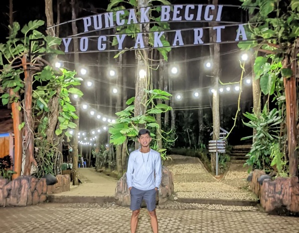 Puncak Becici Foto @aryoboyzaa, 1. Wisata Malioboro, 2. Wisata Tugu Jogja, 3. Wisata Sendratari Ramayana, 4. Wisata Pasar Seni Gabusan, 5. Wisata Titik Nol Kilometer, 6. Wisata Alun-Alun Utara (Altar), 7. Wisata Alun-Alun Kidul (Alkid), 8. Wisata Taman Pelangi, 9. Wisata Hutan Pinus Pengger, 10. Wisata Tebing Breksi, 11. Wisata Pintu Langit Dahromo, 12. Wisata Plengkung Gading, 13. Wisata Bukit Bintang, 14. Wisata Sindu Kusuma Edupark, 15. Wisata Bukit Paralayang Parangtritis, 16. Wisata Angkringan KR, 17. Puncak Becici, 18. Loko Coffee, 19. HeHa Sky View, 20. Festival of Light Kaliurang, 21. Angkringan Kopi Jos, 22. Cafe Joglo Watu Langit, 23. Raminten Cabaret Show, 24. Pasar Kangen, 25. Pantai Greweng, 26. Heha Ocean View, 27. Obelix Hills, 28. Tumpeng Menoreh