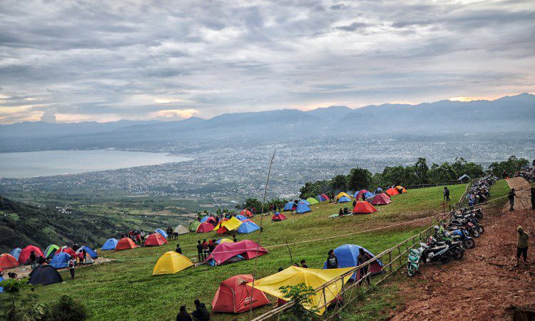Puncak Matantimali, 1. Paralayang Matantimali, 2. Wisata Alam Kapopo, 3. Taman Wisata dan Air Terjun Wera, 4. Arung Jeram River Tubing Oloboju, 5. Matantimali, 6. Bulu Tanda, 7. Air Terjun Mantikole, 8. Pemandian Air Panas Bora, 9. Danau Lindu, 10. Sekolah Alam ‘Awan Hijau’ Kamalisi, 11. Padepokan Kopi Organik, 12. Air Terjun Parapa