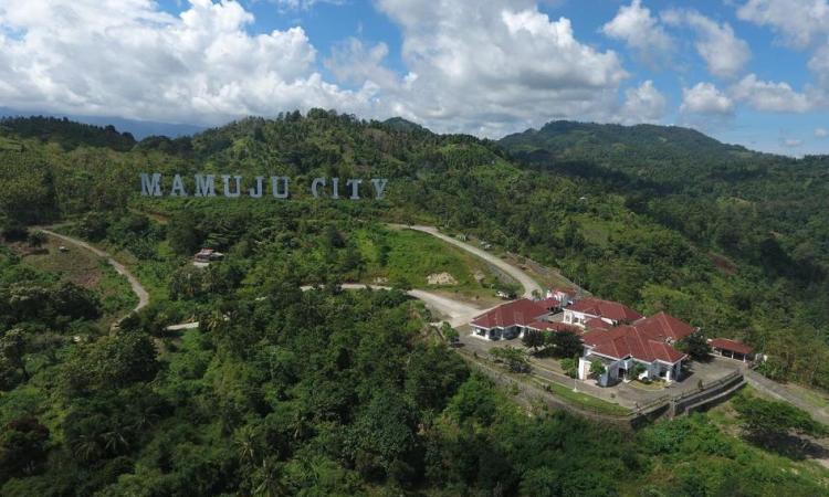 Puncak Mamuju City via Skygrapher, 1. Pantai Lombang-lombang, 2. Pulau Karampuang, 3. Wisata Mangrove Bebanga, 4. Pantai Manakarra, 5. Pantai Tapandullu, 6. Air Terjun Tammasapi, 7. Taman Wisata Bukit Jati Gentungan, 8. Pantai Ujung Bulo, 9. Tanjung Ngalo, 10. Air Terjun Malute, 11. Pantai Palippis, 12. Wisata Kelapa Tujuh, 13. Wisata Panorama Mamuju, 14. Air Terjun Tamasapi, 15. Air Terjun Kalando, 16. Pantai Dato, 17. Pantai Rangas, 18. Wisata Pantai Galung, 19. Tanjung Losa, 20. Puncak Mamuju City, 21. Wisata Pantai Mangrove Ampallas, 22. Kampung Nelayan, 23. Bundaran Air Mancur Arteri, 24. Masjid Raya Syuhada