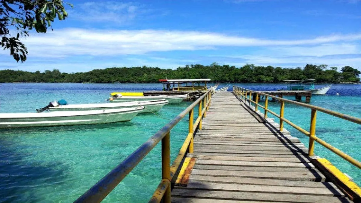 Pulau Lutungan via Indonesia-Tourism - 19 Tempat Wisata di Tolitoli Terbaik &amp; TerHits yang Wajib Dikunjungi, 1. Sabang Tende, 2. Udang Merah Tanjung Sanjangan, 3. Air Terjun Sigelang, 4. Pekan Budaya dan Pariwisata di Tolitoli, 5. Tanjung Matop Tolitoli, 6. Pantai Bajungan Tolitoli, 7. Wisata Bahari Ratu Ampat, 8. Kampung Wisata Desa Malangga, 9. Berkunjung ke Pulau Kapas, 10. Ekowisata Mangrove Teluk Pulias, 11. Pantai Pijar, 12. Bukit Keles, 13. Goa Pamona, 14. Pulau Salando, 15. Pulau Lingayan, 16. Pantai Lalos, 17. Pantai Bajugan, 18. Air Terjun Malangga, 19. Pulau Lutungan