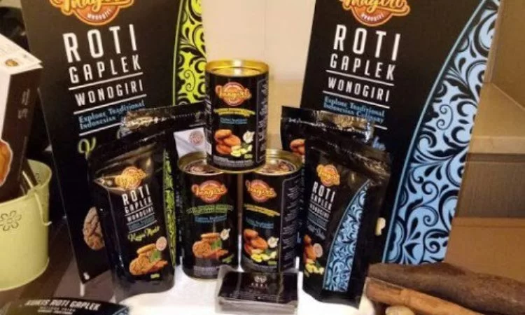 Roti Gaplek via Twitter Kabar Jowo, 1. Tempe Benguk, 2. Nasi Tiwul Wonogiri, 3. Cabuk Wonogiri, 4. Pindang Kambing Wonogiri, 5. Sayur Lombok Ijo / Jangan Lombok Ijo, 6. Geti Wijen Khas Wonogiri, 7. Kacang Mete Wonogiri, 8. Wader Goreng, 9. Emping Khas Wonogiri, 10. Brem Wonogiri, 11. Lentho Khas Wonogiri, 12. Besengek Tempe Khas Wonogiri, 13. Ayam Panggang Wonogiri, 14. Pecel Mie Pentil Khas Wonogiri, 15. Tahu Wonogiri, 16. Roti Gaplek, 17. Pecel Gendar, 18. Rengginang, 19. Lemper Khas Wonogiri, 20. Lontong Arem-arem, 21. Enting Enting, 22. Bandeng Presto Khas Wonogiri, 23. Makaroni Bantet, 24. Botok Wonogiri, 25. Tempe Mendoan