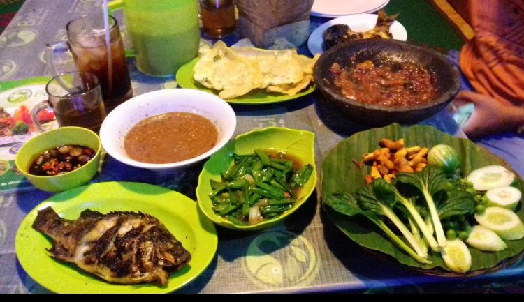 Rumah Makan Beti via Tripadvisor, 1. RM Warung Jeruk Ciamis, 2. Mie Bakso H. Oding, 3. Rumah Makan Mergosari, 4. Rumah Makan Ciamis Cobek Beti, 5. Bakar Ikan Zorojoy, 6. Saung Mirah Gapura, 7. Cibiuk Resto sindangkasih, 8. Lesehan Zembar, 9. Ampera Warung Nasi, 10. Rumah Makan Pujaseda, 11. AYAM GORENG KERSEN, 12. SAMARA BINANGKIT, 13. RUMAH MAKAN HJ IMI, 14. Lesehan Simanalagi, 15. Samudra Rumah Makan &amp; Catering, 16. Sate &amp; Gule H. Etom, 17. Rumah Makan Panenjoan, 18. RM Roda Baru, 19. Mom’s Kitchen – Food, coffee, and Pizza, 20. Teen’s Cafe, 21. Warung Tutug Oncom TO. Bapak Aki