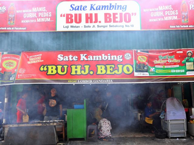 Sate Buntel Bu Bejo Nikmatnya Tiada Tara via Jawapos, 1. Sate Buntel Bu Bejo Nikmatnya Tiada Tara, 2. Mantapnya Tengkleng Klewer Bu Edi, 3. Timlo Sastro Mantapnya Legendaris, 4. Selat Mbak Lies yang Sehat dan Nikmat, 5. Manis dan Legit Serabi Notosuman, 6. Tahok Pak Citro yang Yummie Banget, 7. Sate Kere Yu Rebi, 8. Segarnya Es Dawet Telasih Bu Dermi, 9. Brambang Asem Yu Sum, 10. Gudeg Gudeg Margoyudan BU KASNO, 11. Bebek Goreng H Slamet, 12. Warung Gongso Pusat, 13. Rumah Makan Oh La Vita, 14. OW Omah Wedangan, 15. Rumah Makan Dapur Solo, 16. Mang Engking Solo, 17. Rumah Makan Nini Thowong, 18. Rumah Makan Adem Ayem, 19. Tiga Tjeret Cafe Solo, 20. Menu Sate Kambing Mbok Galak solo, 21. Nasi Liwet Bu Wongso Lemu Solo, 22. Galabo Solo, 23. Ayam Bakar “Ojo Gelo”, 24. Bakso Alex, 25. Warung Gmah Ripah, 26. Wedangan Bung Klithik, 27. Mom Milk, 28. EAternity, 29. Kawasan Taman Sriwedari, 30. Daegu Korean Grill, 31. Niagara Sushi, 32. Bale Padi Resto, 33. Diamond Cafe, 34. Seafood Pak Petruk, 35. Sate Buntel Tambak Segaran, 36. Pasar Malam Ngarsopuro, 37. Selat Viens Solo, 38. Soto Gading, 39. Sambel Tumpang Bu Kis, 40. Tahu Kupat Solihin, 41. Bakso Kadipolo, 42. Tahu Kupat Pak Gombloh