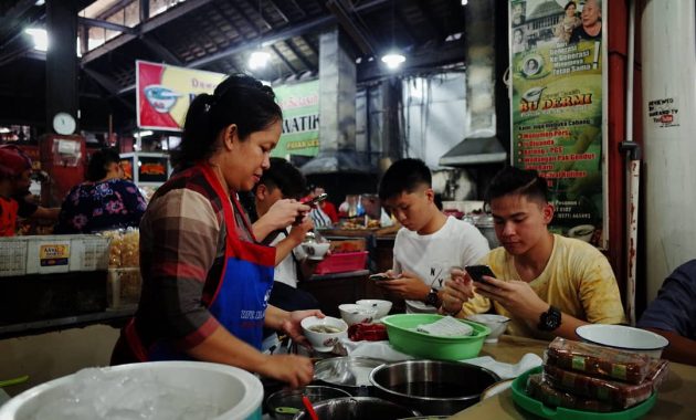 Segarnya Es Dawet Telasih Bu Dermi via Instagram.com @jpgdanhvs, 1. Sate Buntel Bu Bejo Nikmatnya Tiada Tara, 2. Mantapnya Tengkleng Klewer Bu Edi, 3. Timlo Sastro Mantapnya Legendaris, 4. Selat Mbak Lies yang Sehat dan Nikmat, 5. Manis dan Legit Serabi Notosuman, 6. Tahok Pak Citro yang Yummie Banget, 7. Sate Kere Yu Rebi, 8. Segarnya Es Dawet Telasih Bu Dermi, 9. Brambang Asem Yu Sum, 10. Gudeg Gudeg Margoyudan BU KASNO, 11. Bebek Goreng H Slamet, 12. Warung Gongso Pusat, 13. Rumah Makan Oh La Vita, 14. OW Omah Wedangan, 15. Rumah Makan Dapur Solo, 16. Mang Engking Solo, 17. Rumah Makan Nini Thowong, 18. Rumah Makan Adem Ayem, 19. Tiga Tjeret Cafe Solo, 20. Menu Sate Kambing Mbok Galak solo, 21. Nasi Liwet Bu Wongso Lemu Solo, 22. Galabo Solo, 23. Ayam Bakar “Ojo Gelo”, 24. Bakso Alex, 25. Warung Gmah Ripah, 26. Wedangan Bung Klithik, 27. Mom Milk, 28. EAternity, 29. Kawasan Taman Sriwedari, 30. Daegu Korean Grill, 31. Niagara Sushi, 32. Bale Padi Resto, 33. Diamond Cafe, 34. Seafood Pak Petruk, 35. Sate Buntel Tambak Segaran, 36. Pasar Malam Ngarsopuro, 37. Selat Viens Solo, 38. Soto Gading, 39. Sambel Tumpang Bu Kis, 40. Tahu Kupat Solihin, 41. Bakso Kadipolo, 42. Tahu Kupat Pak Gombloh