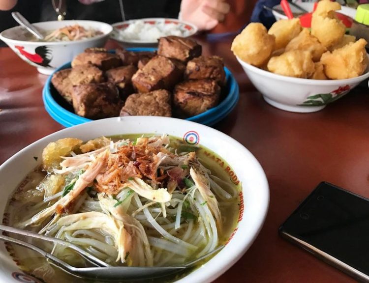 Soto Lenthok Pak Gareng via Tuguwisata, 1. Bakmi Jowo Mbah Gito, 2. House of Raminten , 3. Sate Klathak Pak Pong, 4. Nasi Goreng Beringharjo, 5. Tahu Gimbal Pak Yono, 6. Gudeg Mbok Lindu Sosrowijayan, 7. Yammie Pathuk Kemetiran Kidul Yogyakarta, 8. Gudeg Sagan, 9. Angkringan Kopi Jos Lik Man, 10. Gudeg Pawon, 11. Bakmi Shibitsu, 12. Jejamuran, 13. Bungong Jeumpa Jogja, 14. Ayam Geprek Bu Rum, 15. Mie Ayam dan Bakso Idolaku Pak Tikno, 16. Oseng Mercon Bu Narti, 17. Banyu Mili Resto, 18. Gudeg Bromo, 19. Soto Sampah, 20. Mie Ayam Grabyas TG Red Door, 21. Nasi Rames Demangan, 22. Manggar Manding, 23. Abhayagiri Restaurant, 24. Manggut Lele Mbok Marto, 25. Sop kaki kambing Bang Udin, 26. Special Bakmi & Nasi Goreng Pak Pele, 27. Siomay Kang Cepot, 28. Gudeg Yu Djum, 29. Bakmi Mbah Mo, 30. Soto Sulung Stasiun Tugu, 31. Nasi Brongkos Warung Handayani yang Lezat, 32. SGPC Bu Wiryo 1959, 33. Soto Ayam Kampung Pak Dalbe, 34. Mie Ayam Bu Tumini Sari Rasa Jati Ayu, 35. Sate Klatak Pak Bari, 36. Soto Lenthok Pak Gareng, 37. Gudeg Yu Narni, 38. Rujak Es Krim Pak Nardi, 39. The Sawah Bantul, 40. D’Skybar ibis Styles, 41. Mediterranea Restaurant, 42. Kesuma Restaurant, 43. Bakso dan Es Buah PK, 44. Warung Burjo Sundawa, 45. Jenang Lempuyangan Bu Gesti, 46. Kedai Susu 53 , 47. Kedai Pulang Ke Yogya