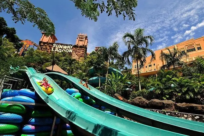 Sunway Lagoon Theme Park via Instagram.com @pakejholidaybest, 1. Royal Selangor Visitor Center, 2. Masjid Jamek, 3. Kuala Lumpur City Gallery, 4. Menara Kembar Petronas, 5. The Golden Triangle, 6. Chinatown, 7. Thean Hou Temple, 8. Lake Symphony, 9. Genting Highland and Cas*no, 10. LegoLand, 11. Langkawi Cable Car, 12. Pulau Redang, 13. Menara Kuala Lumpur, 14. The Habitat Penang Hill, 15. Pulau Lankayan, 16. Masjid Sultan Abu Bakar, 17. Danga Bay, 18. Dataran Putra, 19. Taman Botani Putrajaya, 20. Taman Saujana Hijau, 21. Pulau Mabul, 22. Taman Burung Kuala Lumpur, 23. Aquaria, 24. Batu Caves, 25. Sunway Lagoon Theme Park, 26. Langkawi Crocodile Farm