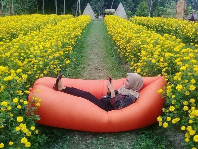Taman Garempong Bringin Kulon via Instagram.com @esipuspita28, 1. Candi Borobudur, 2. Rafting di Sungai Progo Atas, 3. Alun-alun Kota Magelang, 4. Air Terjun Kedung Kayang, 5. Taman Kyai Langgeng, 6. Ketep Pass, 7. Air Terjun Sekar Langit, 8. Rumah Kamera, 9. Candi Mendut, 10. Candi Pawon, 11. Gunung Andong, 12. Candi Selogriyo, 13. Gunung Tidar, 14. Curug Grenjengan Kembar, 15. Punthuk Setumbu, 16. Trekking Gunung Merbabu, 17. Curug Silawe, 18. Pemandian Air Hangat Candi Umbul, 19. Taman Badaan, 20. Museum Sudirman, 21. Pinusan Kragilan Magelang, 22. Candi Canggal, 23. Candi Ngawen, 24. Candi Lumbung, 25. Pemandian Kali Bening, 26. Air Terjun Kedung Kayangan, 27. Gardu Pandang Babadan, 28. Arung Jeram Kali Elo, 29. Telaga Bleder, 30. Gardu Pandang Bukit Barede, 31. Gardu Pandang Dlimas, 32. Gardu Pandang Mangli, 33. Sukmojoyo Hill, 34. Hutan Pinus Grenden, 35. Gereja Ayam di Dusun Gombong, 36. Punthuk Setumbu, 37. Kedung Sembrani, 38. Gunung Telomoyo, 39. Silancur Highland, 40. Bukit Grenden, 41. Curug Sigetik, 42. Puntuk Mangir Gunung Payung, 43. Bukit Rhema, 44. Hutan Pinus Wisata Mangli, 45. Jurang Jero, 46. OHD Museum, 47. Gunung Giyanti, 48. Curug Watu Ploso, 49. Klenteng Liong Hok Bio, 50. Curug Gleyor, 51. Punthuk Mongkrong, 52. Bukit Sleker, 53. Curug Lawang Kori, 54. Bukit kertojoyo, 55. Taman Ramadanu, 56. Puncak Seoloyo, 57. Taman Wisata Kopeng, 58. Bukit Gancik Selo Boyolali, 59. Gunung Sumbing, 60. Punthuk Kendil, 61. Bukit Harapan Cuntel, 62. Kebun Durian Candimulyo, 63. Jembatan Gantung Mangunsuko, 64. Air Terjun Goa Slandak, 65. Air Terjun Sumuran, 67. Museum Kapal Samudraraksa, 68. Karesidenan Kedu, 69. New Selo, 70. Taman Dewari, 71. Desa Wisata Candirejo, 72. Svargabumi Borobudur, 73. Awang-awang Telomoyo, 74. Ladon Little Island, 75. Candi Retno, 76. Wisata Petik Salak Gapoktan Ngudi Luhur, 77. Pesona Cempurung, 78. Gardu Pandang Cepogo, 79. Taman Garempong Bringin Kulon, 80. Sendang Mudal, 81. Curug Dlimas, 82. Museum Diponegoro, 83. Curug Sikencling, 84. Sendang Maren, 85. Citraelo Rafting, 86. Desa Wisata Ngawen, 87. Wisata Kulon Ndeso, 88. Taman Bunga Matahari, 89. Taman Hanya Untukmu, 90. Junkyard Autopark & Cafe, 91. Balkondes Ngadiharjo, 92. Banyuroto, 93. Bukit Dagi, 94. Jembatan Gantung Srowol, 95. Candi Asu, 96. Persawahan Permitan, 97. Bakorwil II Magelang, 98. Kebun Bibit Senopati