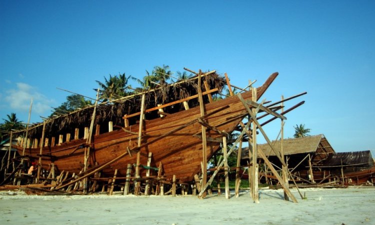 Pembuatan Kapal Tana Beru Tana Beru via Cnnindonesia, 1. Pantai Bira, 2. Bakung-Bakung View Sunrise, 3. Pantai Bara, 4. Bukit Donggia, 5. Tebing Apparalang, 6. Puncak Pua Janggo, 7. Pantai Ujung Tiro, 8. Tebing Panaikan Birayya, 9. Pulau Kambing, 10. Pantai Lemo-Lemo, 11. Pemandian Hila-Hila, 12. Kawasan Adat Ammatoa, 13. Gua Passohara, 14. Pantai Samboang, 15. Pembuatan Kapal Tana Beru, 16. Pantai Mandala Ria, 17. Gua Passea, 18. Pinisi Park, 19. Pantai Marumasa, 20. Pulau Liukang Loe, 21. Pantai Kasuso, 22. Tebing Panaikang Birayya, 23. Pantai Pusahelu, 24. Pantai Kaluku, 25. Taman Cekkeng