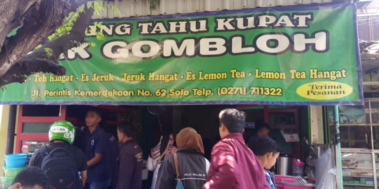 Tahu Kupat Pak Gombloh via Kompas, 1. Sate Buntel Bu Bejo Nikmatnya Tiada Tara, 2. Mantapnya Tengkleng Klewer Bu Edi, 3. Timlo Sastro Mantapnya Legendaris, 4. Selat Mbak Lies yang Sehat dan Nikmat, 5. Manis dan Legit Serabi Notosuman, 6. Tahok Pak Citro yang Yummie Banget, 7. Sate Kere Yu Rebi, 8. Segarnya Es Dawet Telasih Bu Dermi, 9. Brambang Asem Yu Sum, 10. Gudeg Gudeg Margoyudan BU KASNO, 11. Bebek Goreng H Slamet, 12. Warung Gongso Pusat, 13. Rumah Makan Oh La Vita, 14. OW Omah Wedangan, 15. Rumah Makan Dapur Solo, 16. Mang Engking Solo, 17. Rumah Makan Nini Thowong, 18. Rumah Makan Adem Ayem, 19. Tiga Tjeret Cafe Solo, 20. Menu Sate Kambing Mbok Galak solo, 21. Nasi Liwet Bu Wongso Lemu Solo, 22. Galabo Solo, 23. Ayam Bakar “Ojo Gelo”, 24. Bakso Alex, 25. Warung Gmah Ripah, 26. Wedangan Bung Klithik, 27. Mom Milk, 28. EAternity, 29. Kawasan Taman Sriwedari, 30. Daegu Korean Grill, 31. Niagara Sushi, 32. Bale Padi Resto, 33. Diamond Cafe, 34. Seafood Pak Petruk, 35. Sate Buntel Tambak Segaran, 36. Pasar Malam Ngarsopuro, 37. Selat Viens Solo, 38. Soto Gading, 39. Sambel Tumpang Bu Kis, 40. Tahu Kupat Solihin, 41. Bakso Kadipolo, 42. Tahu Kupat Pak Gombloh