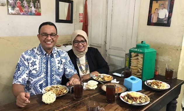 Tahu Kupat Solihin via Instagram.com @aniesbaswedan, 1. Sate Buntel Bu Bejo Nikmatnya Tiada Tara, 2. Mantapnya Tengkleng Klewer Bu Edi, 3. Timlo Sastro Mantapnya Legendaris, 4. Selat Mbak Lies yang Sehat dan Nikmat, 5. Manis dan Legit Serabi Notosuman, 6. Tahok Pak Citro yang Yummie Banget, 7. Sate Kere Yu Rebi, 8. Segarnya Es Dawet Telasih Bu Dermi, 9. Brambang Asem Yu Sum, 10. Gudeg Gudeg Margoyudan BU KASNO, 11. Bebek Goreng H Slamet, 12. Warung Gongso Pusat, 13. Rumah Makan Oh La Vita, 14. OW Omah Wedangan, 15. Rumah Makan Dapur Solo, 16. Mang Engking Solo, 17. Rumah Makan Nini Thowong, 18. Rumah Makan Adem Ayem, 19. Tiga Tjeret Cafe Solo, 20. Menu Sate Kambing Mbok Galak solo, 21. Nasi Liwet Bu Wongso Lemu Solo, 22. Galabo Solo, 23. Ayam Bakar “Ojo Gelo”, 24. Bakso Alex, 25. Warung Gmah Ripah, 26. Wedangan Bung Klithik, 27. Mom Milk, 28. EAternity, 29. Kawasan Taman Sriwedari, 30. Daegu Korean Grill, 31. Niagara Sushi, 32. Bale Padi Resto, 33. Diamond Cafe, 34. Seafood Pak Petruk, 35. Sate Buntel Tambak Segaran, 36. Pasar Malam Ngarsopuro, 37. Selat Viens Solo, 38. Soto Gading, 39. Sambel Tumpang Bu Kis, 40. Tahu Kupat Solihin, 41. Bakso Kadipolo, 42. Tahu Kupat Pak Gombloh