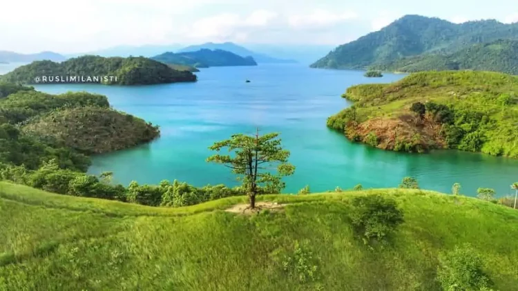 Teluk Tomori via Instagram.com @ruslimilanisti, 1. Air Terjun Menduru, 2. Permandian Panapa, 3. Danau Lowo, 4. Muara Bajoe, 5. Danau Tiu, 6. Goa Tamanoa Wawopada, 7. Istana Raja Mori, 8. Batu Payung, 9. Teluk Tomori, 10. Bukit Teletubies, 11. Pulau Togonteo, 12. Pantai Ungkea, 13. Air Terjun Boba, 14. Air Terjun Wera Blanga, 15. Hutan Pinus Tepotowoa, 16. Pulau Gurita, 17. Hutan Mangrove Koya, 18. Air Terjun Mataruttung, 19. Pemandian Lemboroma, 20. Pemandian Korowalelo, 21. Tompa Ofoi, 22. Pantai Jompi, 23. Pulau Rumbia, 24. Pulau Pengia
