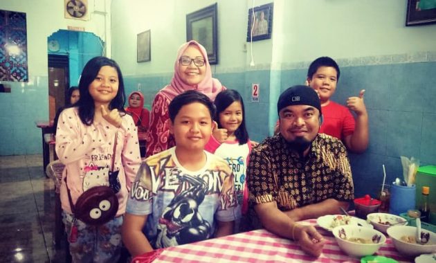 Timlo Sastro Mantapnya Legendaris via Instagram.com @londhosastro, 1. Sate Buntel Bu Bejo Nikmatnya Tiada Tara, 2. Mantapnya Tengkleng Klewer Bu Edi, 3. Timlo Sastro Mantapnya Legendaris, 4. Selat Mbak Lies yang Sehat dan Nikmat, 5. Manis dan Legit Serabi Notosuman, 6. Tahok Pak Citro yang Yummie Banget, 7. Sate Kere Yu Rebi, 8. Segarnya Es Dawet Telasih Bu Dermi, 9. Brambang Asem Yu Sum, 10. Gudeg Gudeg Margoyudan BU KASNO, 11. Bebek Goreng H Slamet, 12. Warung Gongso Pusat, 13. Rumah Makan Oh La Vita, 14. OW Omah Wedangan, 15. Rumah Makan Dapur Solo, 16. Mang Engking Solo, 17. Rumah Makan Nini Thowong, 18. Rumah Makan Adem Ayem, 19. Tiga Tjeret Cafe Solo, 20. Menu Sate Kambing Mbok Galak solo, 21. Nasi Liwet Bu Wongso Lemu Solo, 22. Galabo Solo, 23. Ayam Bakar “Ojo Gelo”, 24. Bakso Alex, 25. Warung Gmah Ripah, 26. Wedangan Bung Klithik, 27. Mom Milk, 28. EAternity, 29. Kawasan Taman Sriwedari, 30. Daegu Korean Grill, 31. Niagara Sushi, 32. Bale Padi Resto, 33. Diamond Cafe, 34. Seafood Pak Petruk, 35. Sate Buntel Tambak Segaran, 36. Pasar Malam Ngarsopuro, 37. Selat Viens Solo, 38. Soto Gading, 39. Sambel Tumpang Bu Kis, 40. Tahu Kupat Solihin, 41. Bakso Kadipolo, 42. Tahu Kupat Pak Gombloh